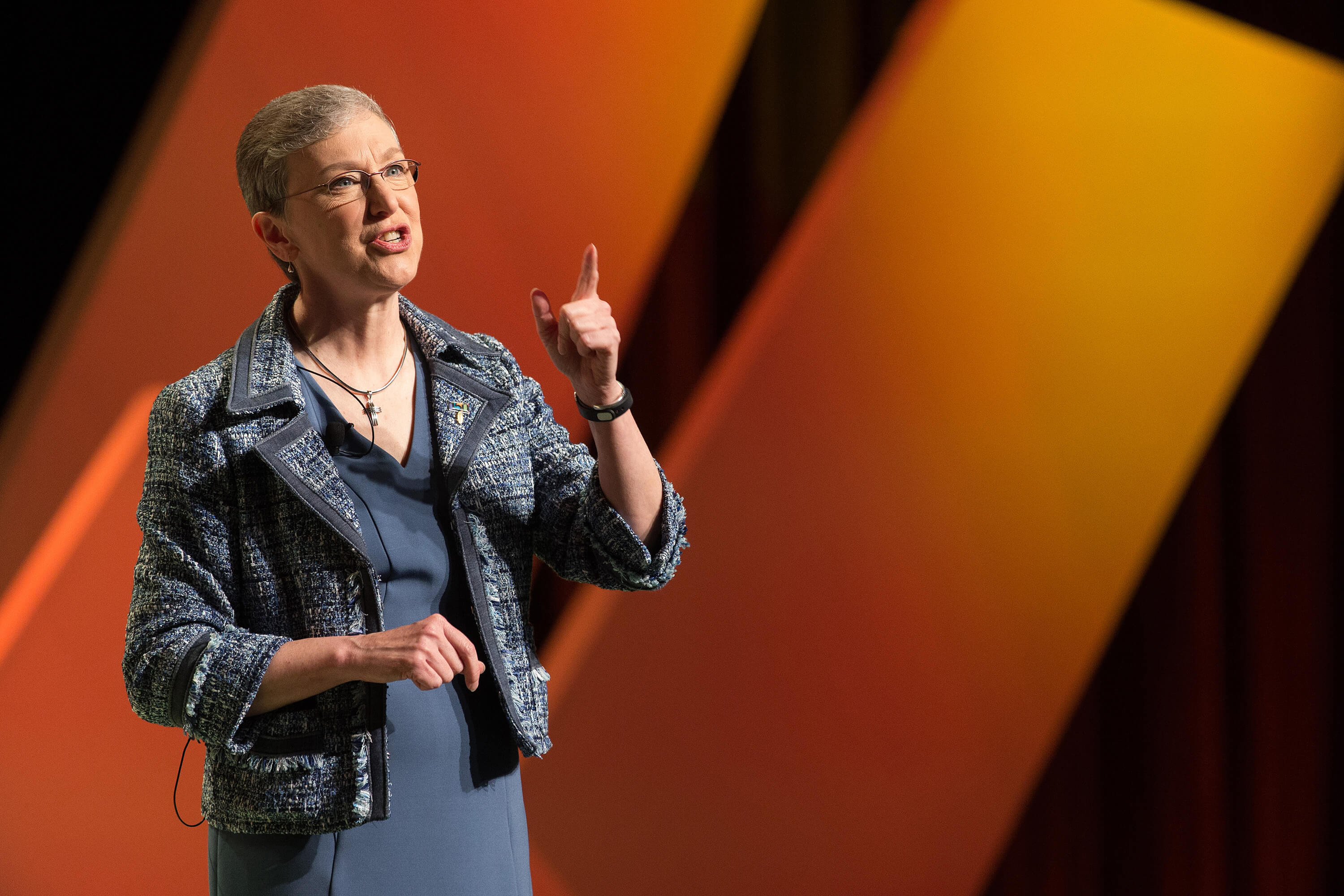 연합감리교회 여선교회 총회장인 해리엇 올슨이2018년 오하이오 주 컬럼버스에서 개최된 연합감리교 여선교회 정기총회의 폐회식에서 연설하고 있다.