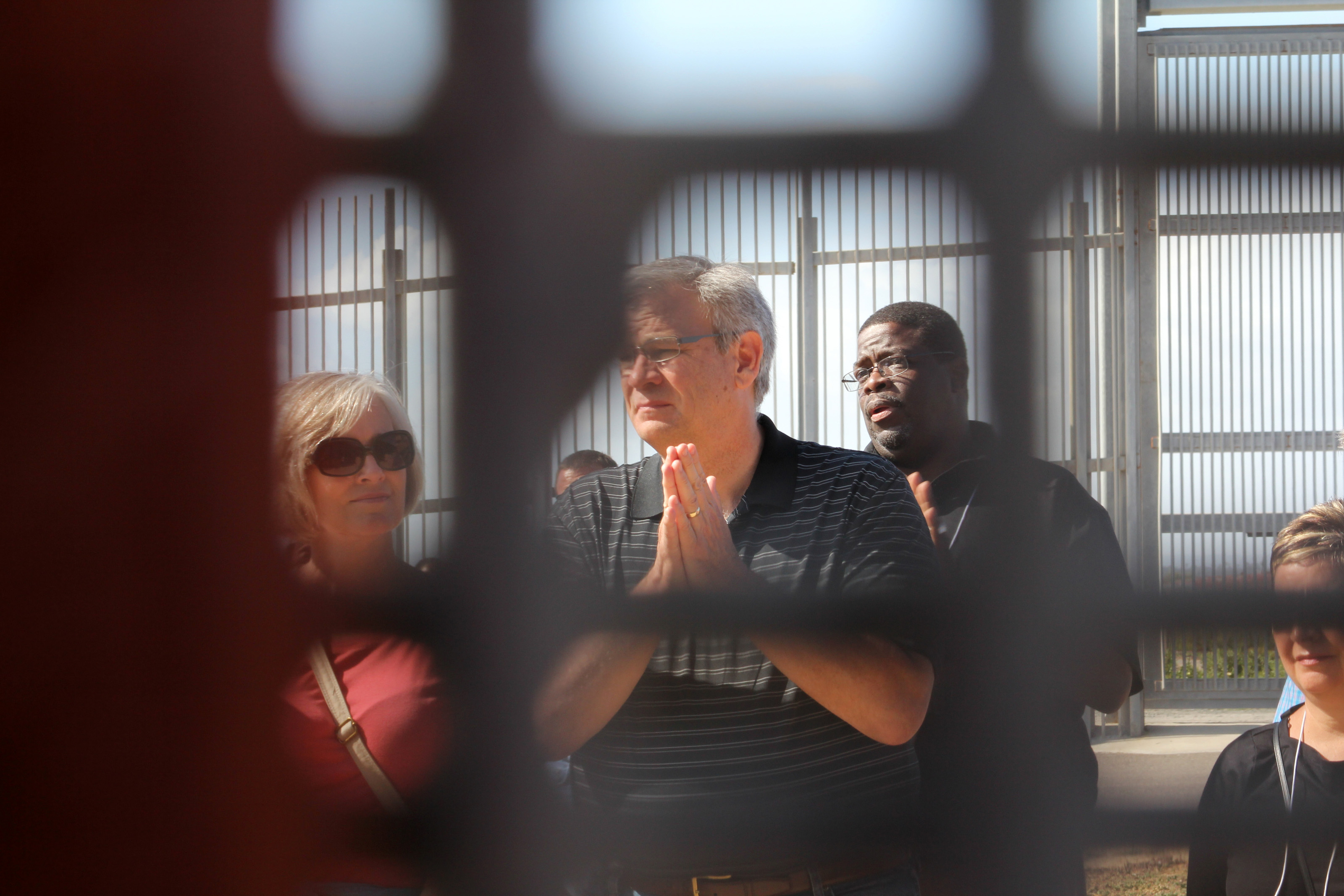 연합감리교 감독들이 멕시코에서 국경 분단선을 너머 미국의 우정의 공원을 바라보고 있다. 2014 file photo taken by Kathleen Barry, UMNS