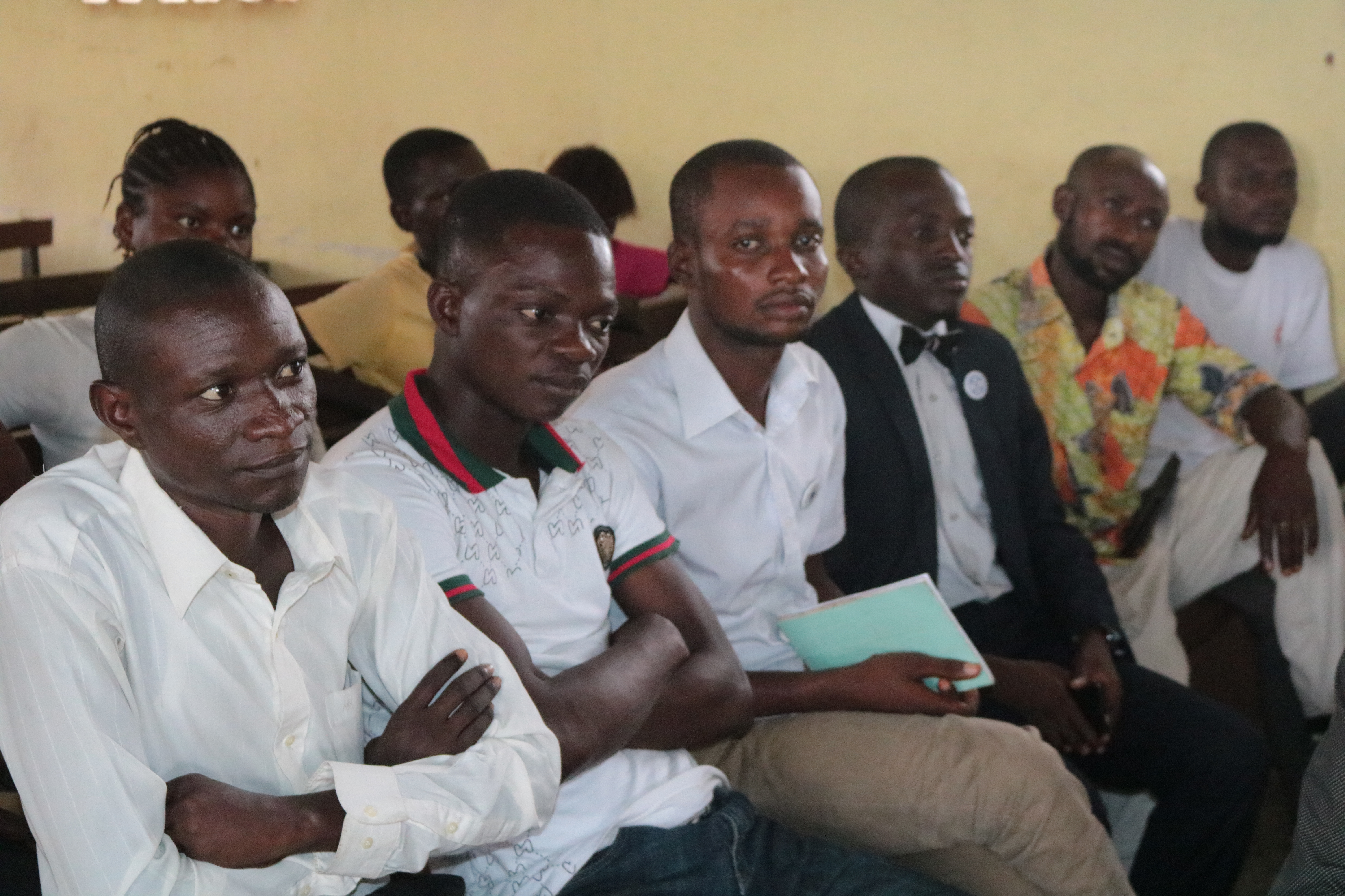 Joseph Kalema, un jeune Méthodiste Uni du District du Sud de Kindu entrain de toucher à la machine à voter lors d'une séance de sensibilisation sur les innovations de la loi électorale organisée à l'église locale Salama en Septembre 2018. Photo de Chadrack Londe.