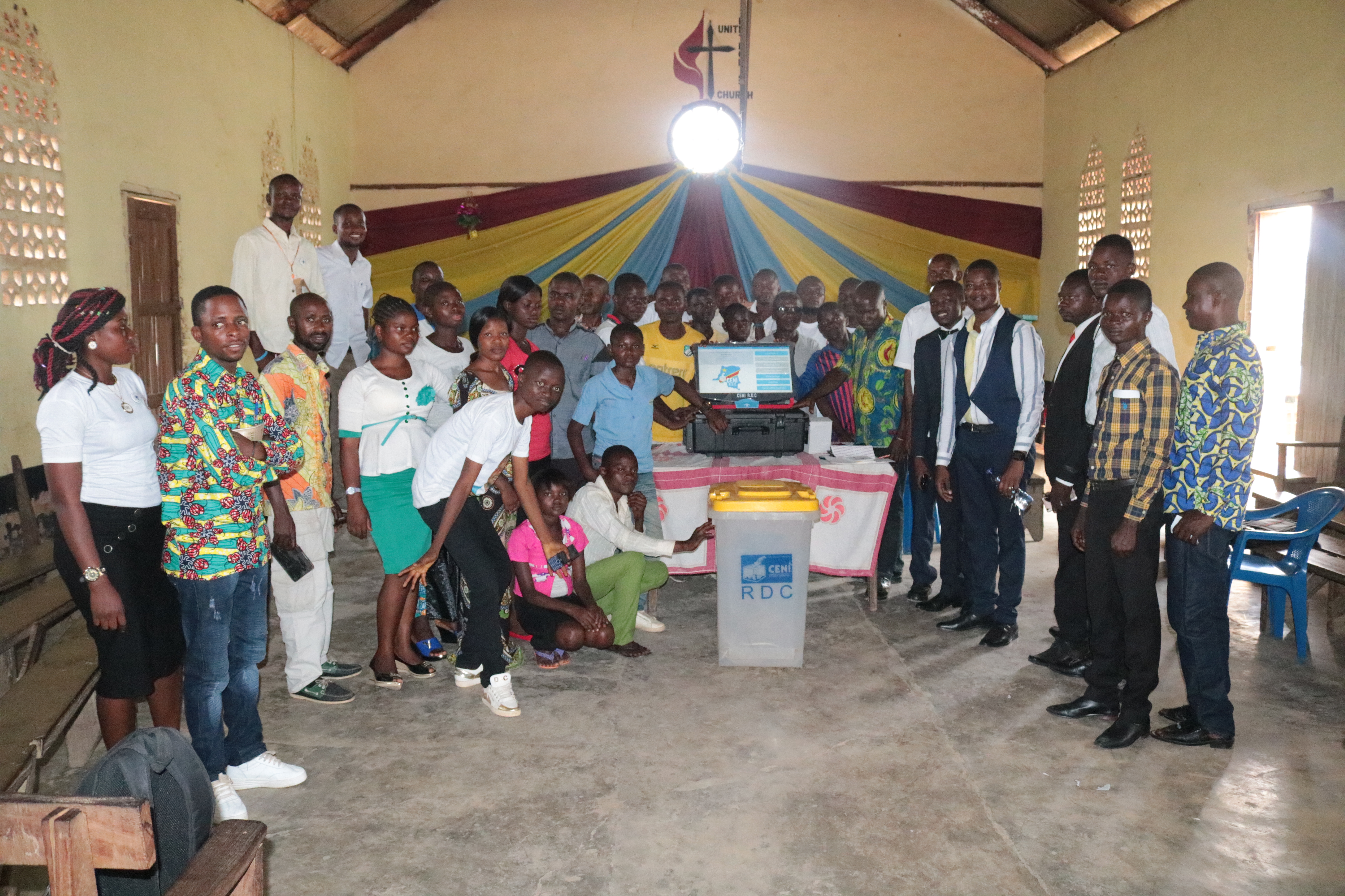 Photo de famille des jeunes à l'issue de la séance de sensibilisation organisée par la Jeunesse Pour Christ sur les innovations contenues dans la nouvelle loi électorale. Photo de Chadrack Londe