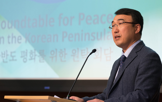 원탁 회담 동안 금주섭 목사가 발표하고 있다. 금주섭 목사는 서울에 있는 장로교신학대학 교수이다. 사진 제공 마이크 두보스, UMNS. 