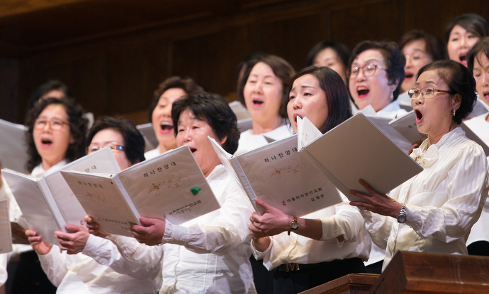 아틀란타 한인연합감리교회 성가대가 원탁 회담 폐회 예배에서 찬양하고 있다. 사진 제공 마이크 두보스, UMNS.