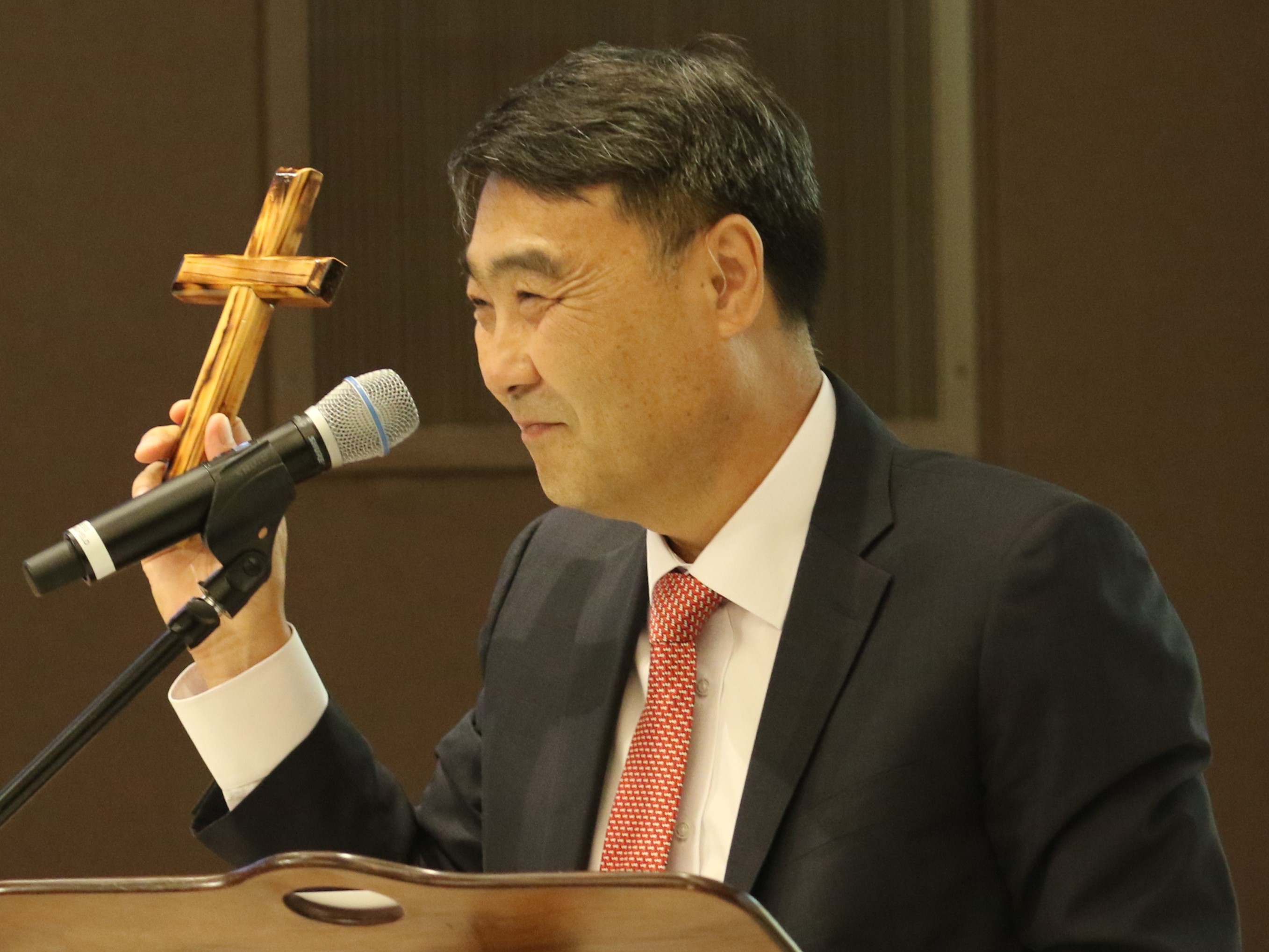 2018년 8월 와싱톤에서 열린 평화축제에서 김정호 목사가 설교 중에 북에서 만든 십자가를 들어 보이고 있다. 사진 김응선 목사, UMNS