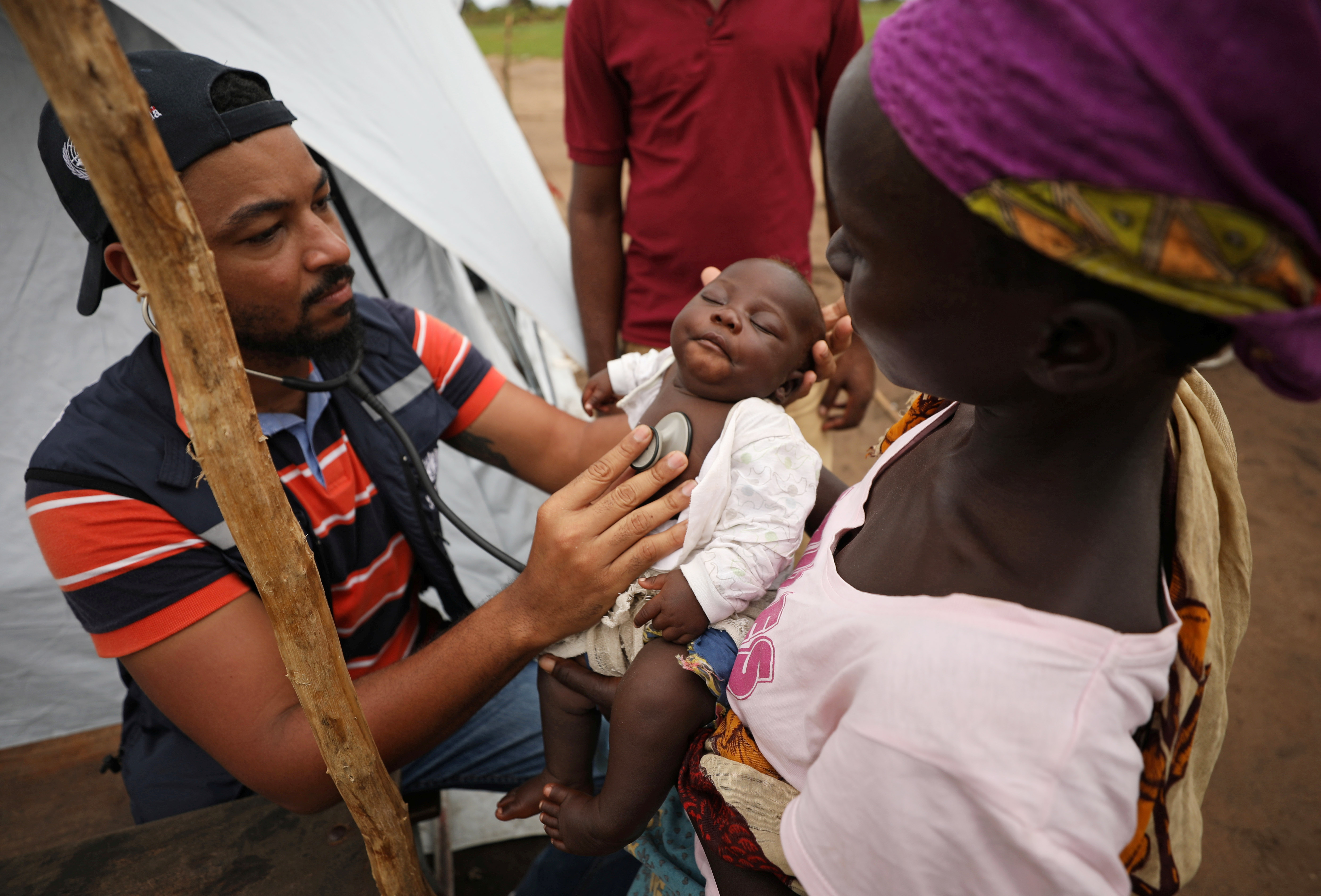 Un médico examina a un niño en un campamento para personas desplazadas por las inundaciones después del ciclón Idai, cerca de Beira, Mozambique. Foto Mike Hutchings, REUTERS (por favor, no vuelva a utilizar esta foto).