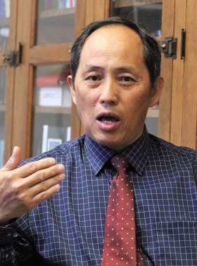 Chou Yang, one of the lay leaders of ChristWay United Methodist Church, explains the history and ministry of the church. Photo by Thomas Kim, UM News.