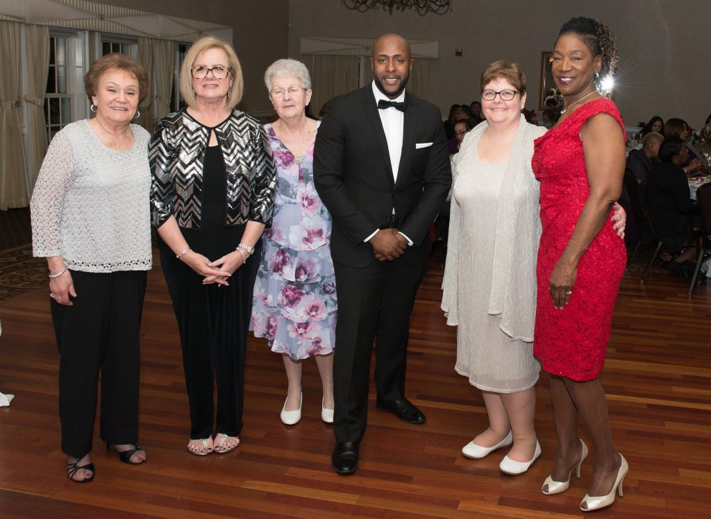 Rev. William Carter, pastor de la iglesia junto a un grupo de miembros de la iglesia en la celebración aniversaria. Foto cortesía de la Conferencia Anual extendida de Nueva Jersey.