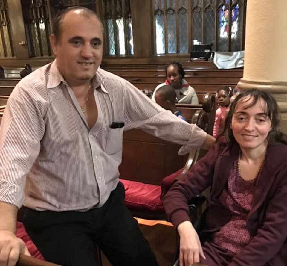 Deb y Flora Rranxburgajs se unen a la familia de la IMU Central en su celebración de Halloween en octubre de 2018. Foto cortesía de la familia Rranxburgajs.