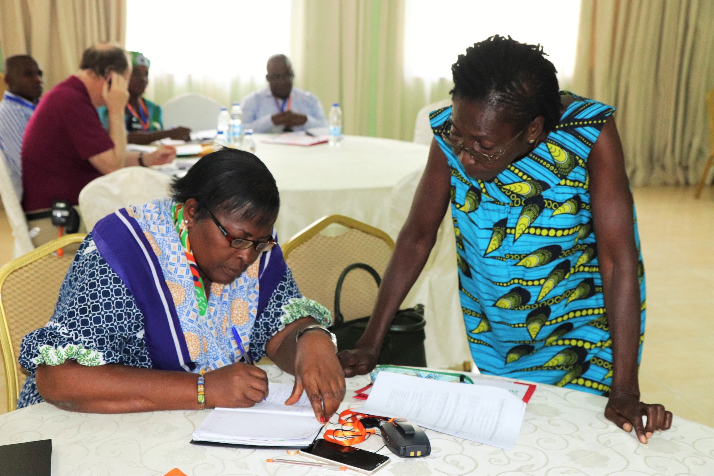 Jeanne Samecken (à gauche), membre du conseil de santé de Côte d'Ivoire, avec Maman Dorothée Kongo, qui a parlé au sommet de l'isolement qu'elle a subi après avoir révélé sa séropositivité. Aujourd'hui leader d'église évangélique, elle témoigne ouvertement de la discrimination à l'égard des personnes vivant avec le VIH/SIDA. Photo de Isaac Broune, UMNS.