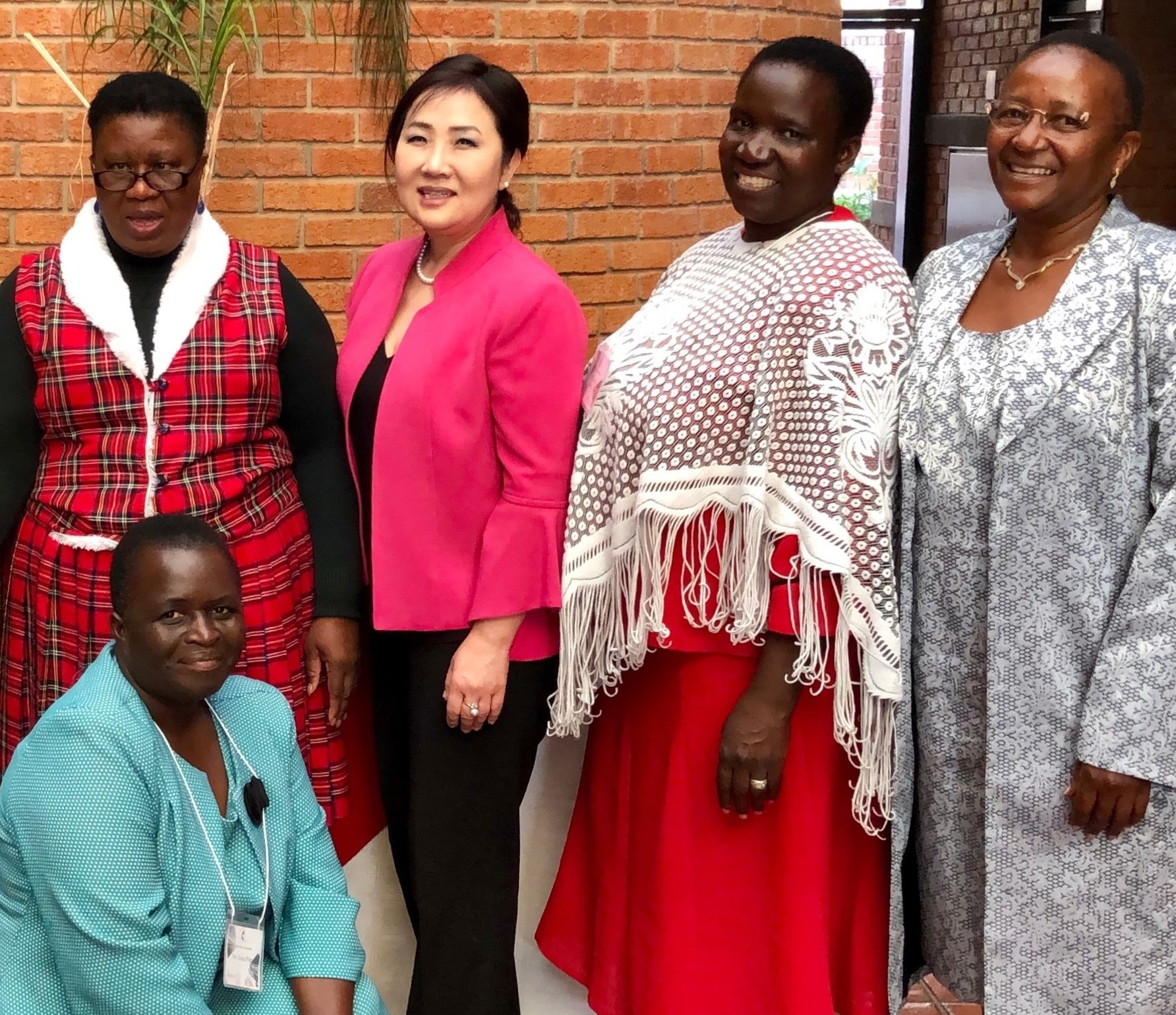 박희로 목사(뒷줄 왼쪽에서 두 번째)와 아프리카 대학교 관계자들. 앞줄 비유티 맨자니스 박사. 사진 제공, 박희로 목사(GBHEM)