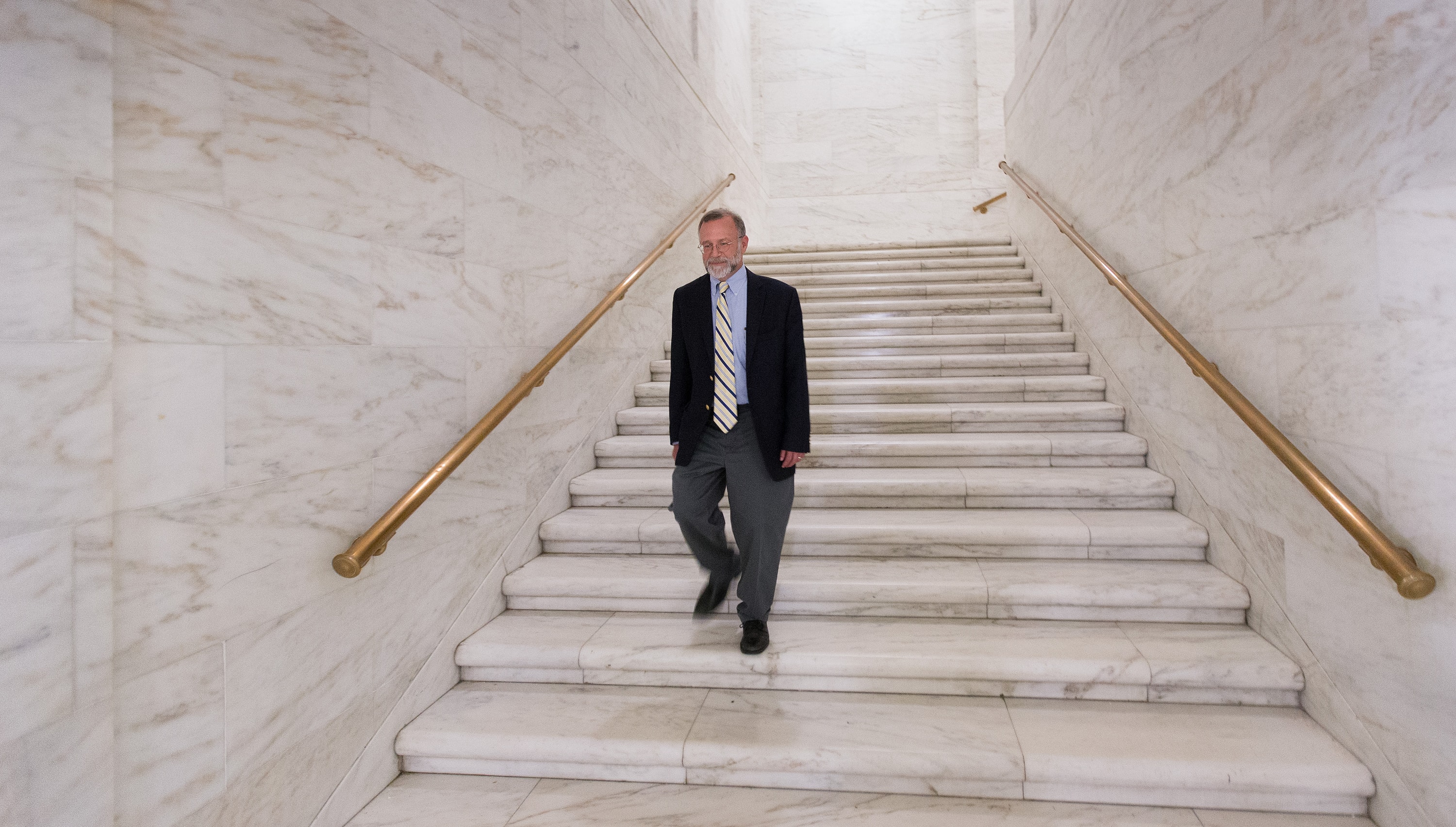 El Rev. Jeff Allen camina por el capitolio del estado de West Virginia en Charleston. Allen, director ejecutivo del Consejo de Iglesias de Virginia Occidental, dice que es importante que la comunidad de fe sea escuchada en asuntos de política pública. Foto de Mike DuBose, Noticias MU.