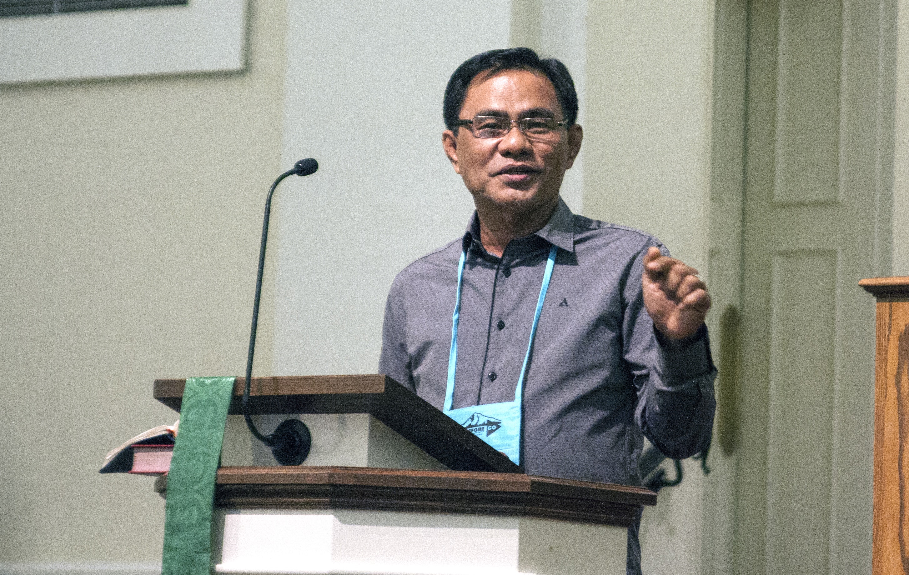 O bispo Rodolfo Alfonso “Rudy” Juan, que lidera a Área de Davao, no sul das Filipinas, prega na Comissão sobre a reunião da Conferência Geral em Lexington, Ky. Juan expressou desapontamento com a decisão de não realizar a Conferência Geral de 2024 nas Filipinas. Foto de Heather Hahn, Notícias MU.