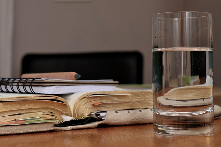 Jejuar limitando comida e bebida, acompanhado de oração e leitura devocional, é uma prática espiritual importante para se aproximar de Deus. Foto por congerdesign, cortesia de Pixabay.