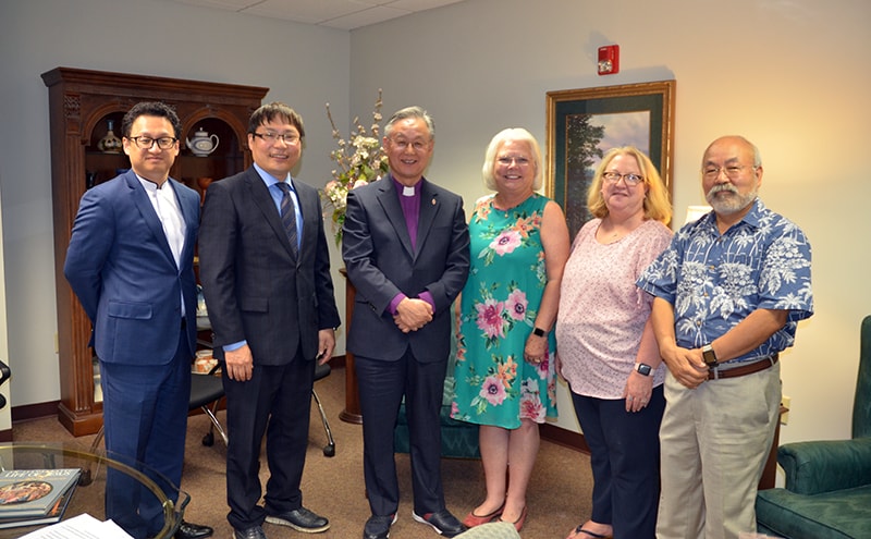 한국 남부연회의 이전 주재감독이었던 안승철 감독과 3명의 한국 목사들이 홀스톤연회(테네시)의 디니 테일러 감독을 방문하고, 한국의 호수돈여중여고를 방문해달라고 초청했다. 사진설명: (왼쪽부터  백승범 목사, 고종욱 목사, 안승철 감독, 디니 테일러 감독, 로리 슬루더, 윤태훈 목사) 사진 제공, 홀스톤연회. 