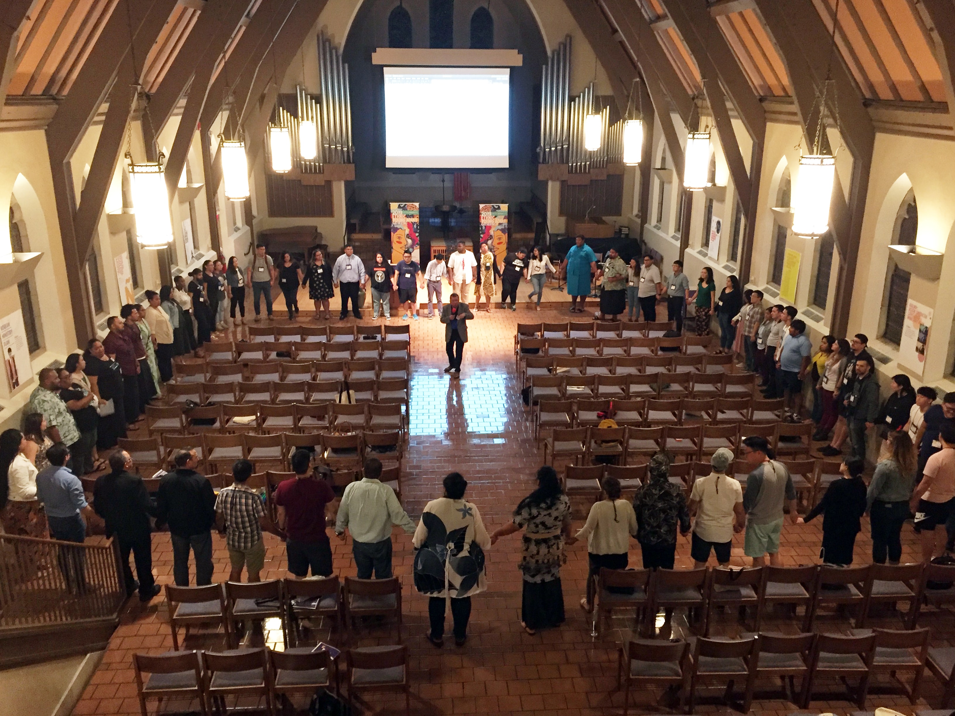 La juventud nativo americana de La Iglesia Metodista Unida, pudo compartir con jóvenes de otras minorías raciales en el Encuentro Racial de Jóvenes Adultos, el cual se enfocó en resaltar la importancia y la riqueza que aporta la diversidad cultural a la iglesia. Foto: Rev. Gustavo Vasquez, Noticias MU.