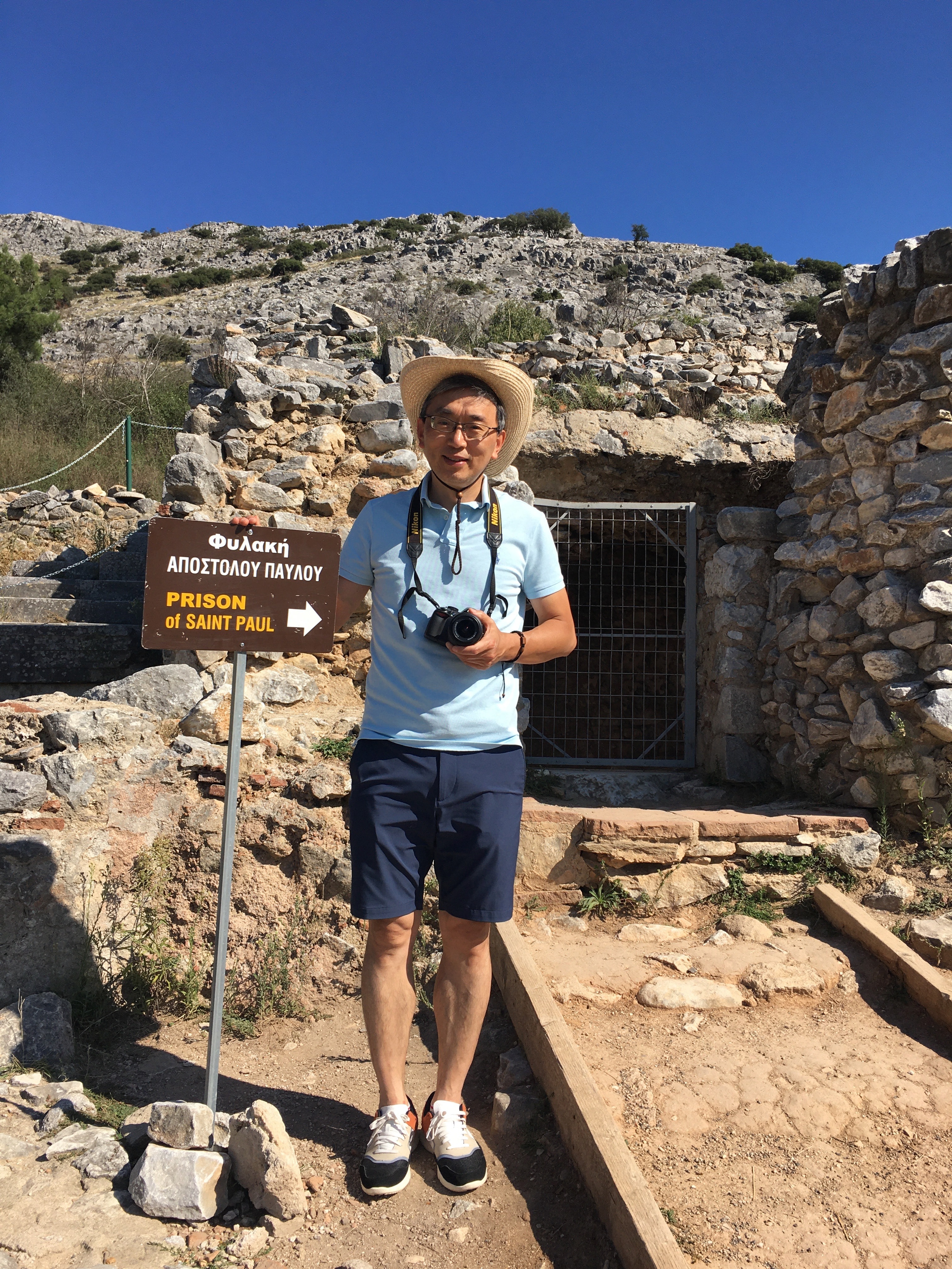 바울이 갇혔던 감옥 앞에선 이형규 목사. 사진 제공, 이형규 목사.