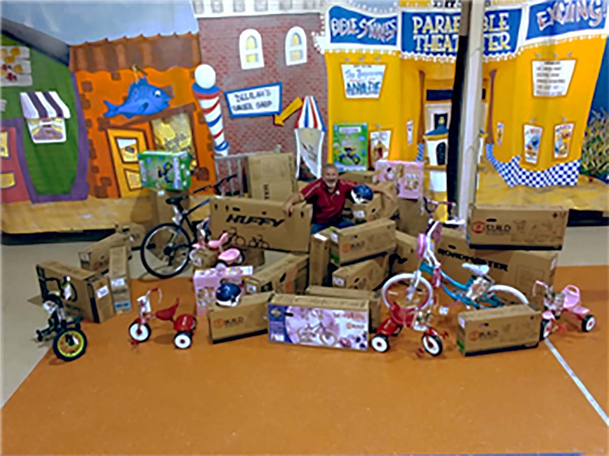  El Rev. Richard "Cap" McIlray se sienta entre una colección de bicicletas donadas a Blackwell para un sorteo de bicicletas en 2018. Espera recolectar 100 bicicletas para regalar este año. Foto cortesía de la Conferencia Anual de Oklahoma.