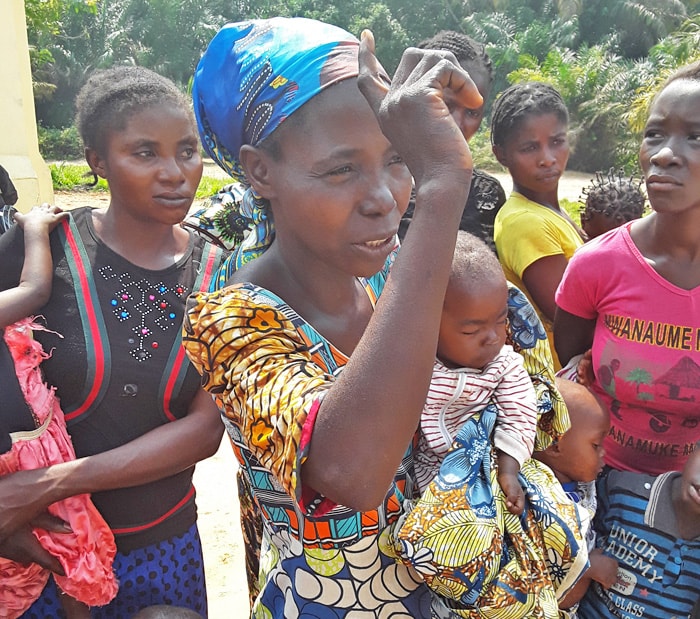 Atandjo Adiyo exprime ses remerciements à l'Eglise Méthodiste Unie lors de la cérémonie de distribution des outils aratoires et des poules de race améliorée dans le district de Katako-Kombe. Photo de François Omanyondo, UMNS.