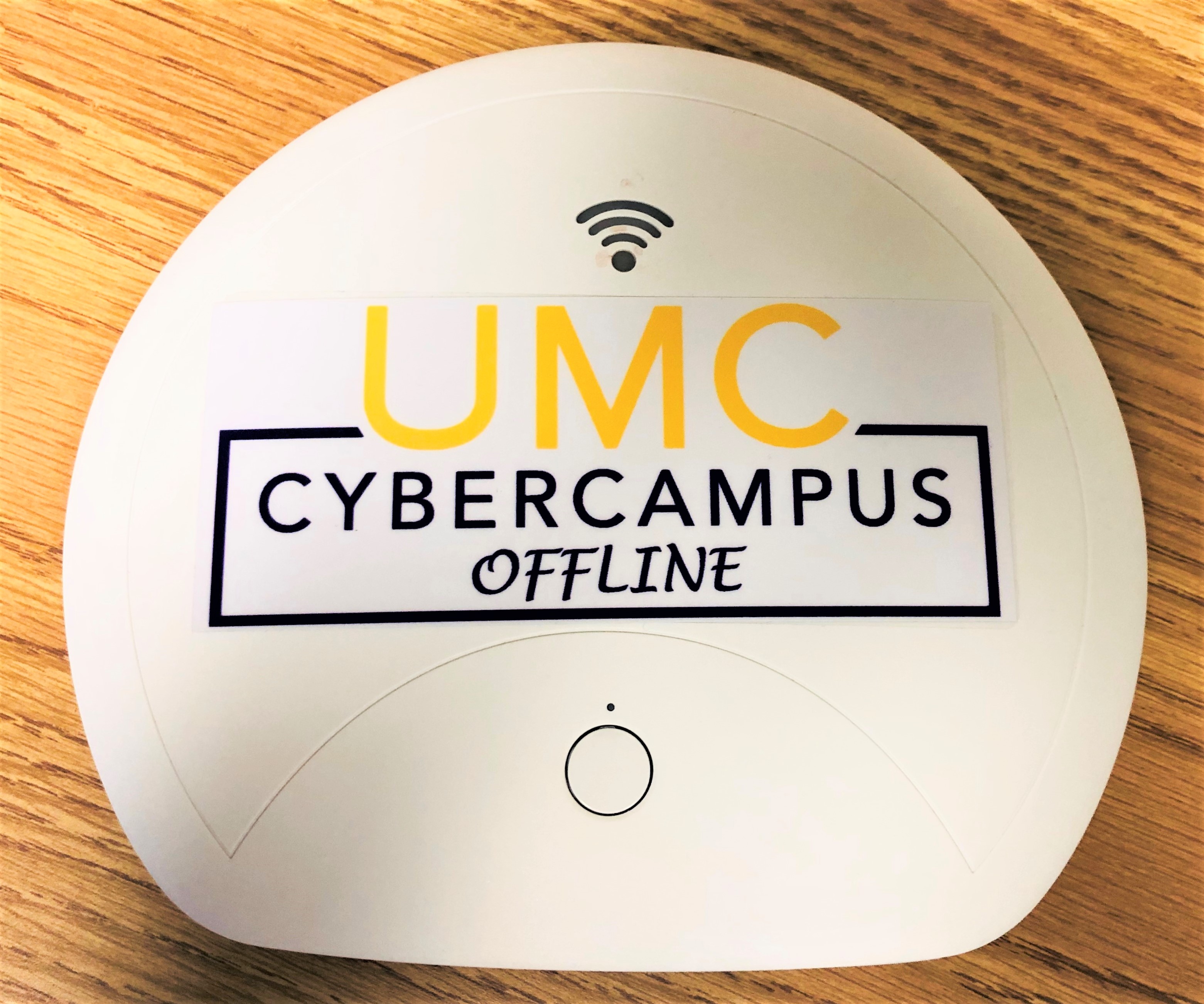 휴대용 연합감리교회 오프라인 사이버 캠퍼스’. 범세계적 교단인 연합감리교회는 이 장치를 사용하여 인터넷 접속이 불가능한 지역에 있는 사람들에게 교육과 영적 성장을 돕는 자료를 보급할 수 있게 되었다. 사진 제공, 박희로 목사, 고등교육사역부.