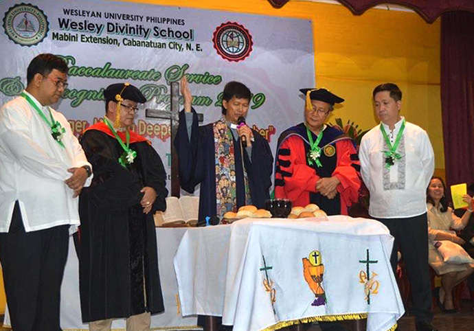 L’Evêque Pedro M. Torrio Jr (au centre) officie la Sainte Cène pendant le culte du baccalauréat, le 25 janvier 2019, à la Wesley Divinity School de l'Université Wesleyenne à Cabanatuan City, aux Philippines. De gauche à droite, le pasteur Francis Fajardo, le pasteur Sergio E. Arevalo Jr, Torio, Johnson Mones et Willy Ramos. Photo avec l'aimable autorisation du Révérend Sergio E. Arevalo Jr.