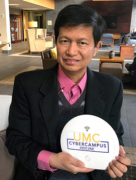 L'évêque Pedro M. Torio Jr. de la région de Baguio aux Philippines montre le premier dispositif de cyber-campus hors ligne de l'Église Méthodiste Unie, qu'il a reçu pour sa région en novembre. Ce gadget est conçu pour les Méthodistes Unis qui ont un accès limité à Internet et qui vivent loin des écoles, des séminaires et des universités de l'Église. Photo du Révérend HiRho Park, GBHEM.