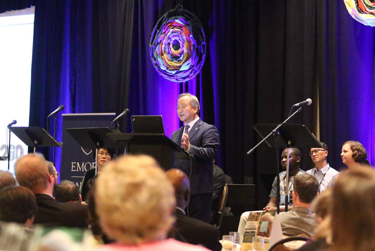 정희수 감독이 2019년 4월 8일 애틀랜타 에모리대학 컨퍼런스센터에서 열린 감리교 세계선교 200주년 행사에서 인사말을 하고 있다. 사진, 김응선 목사, 연합감리교뉴스.