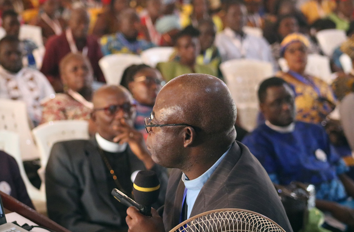 El Rev. Jerry Kulah presenta una resolución que pide cambios al “Protocolo de Reconciliación y Gracia a través de la Separación” durante la Conferencia Anual de Liberia a mediados de febrero. La Iniciativa de África, un grupo conservador y tradicionalista donde Kulah es el coordinador general, anunció el 27 de febrero que respalda la legislación del protocolo. Foto de archivo de E Julu Swen, Noticias MU.