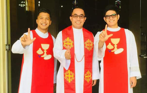 El Rev. Joel Q. Bengbeng (centro), superintendente del distrito sur de Ilocos en el noroeste de Filipinas, se encuentra entre los pastores metodistas unidos del área episcopal de Baguio que dicen haber experimentado acoso debido a su trabajo de justicia social. Foto cortesía del Rev. Hinivuu Pecaat.