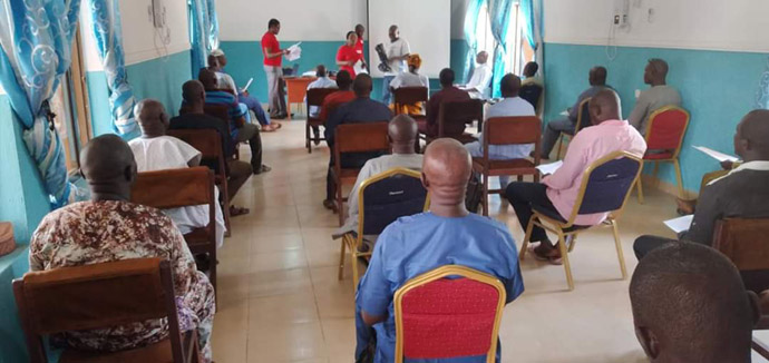 Les Méthodistes Unis pratiquent la distanciation sociale lors d'une réunion au siège de l’Eglise à Jalingo, au Nigeria. Cette réunion, à laquelle ont participé des surintendants de district, des pasteurs et d'autres responsables d'église, a été organisée par l'hôpital Méthodiste Uni de Jalingo pour sensibiliser les populations au COVID-19. Photo du Révérend Ande Emmanuel, UM News.