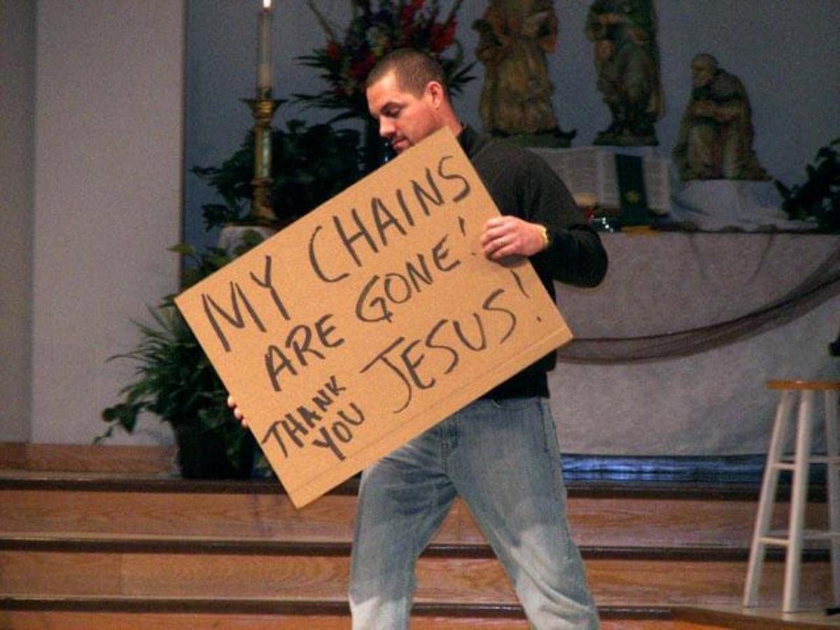 오클라호마주 털사에서 열린 오클라호마 연회에서, 알코올 중독으로부터 회복 중인 10여 명의 사람들이 자신들을 옭아매는 술의 올무에서 벗어나고 있다는 내용의 팻말을 들고 있다. 사진 제공, 오클라호마 연회.