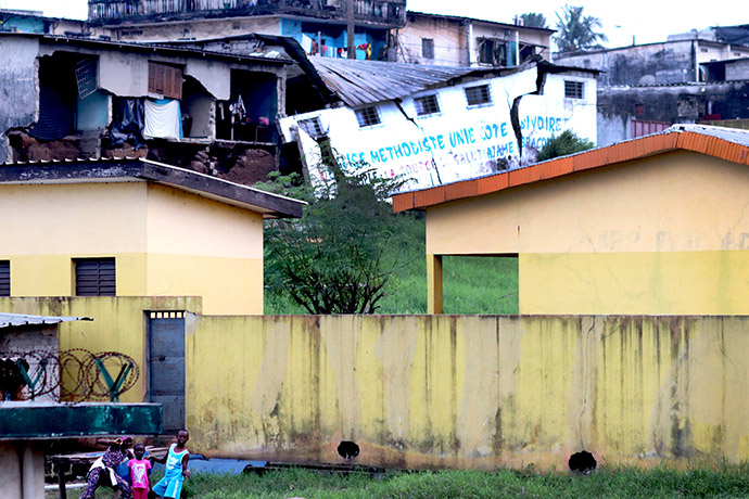 Les inondations de la ville d’Abidjan ont provoqué des dégâts matériels considérables à l’église Méthodiste Unie « La Source du Salut » d’Adjamé. Un pan du mur du temple s’est affaissé. Les 300 fidèles ont transformé l’espace vert dans la cour du temple de cette villa en location depuis 20 ans pour continuer les cultes. Photo de Isaac Broune, UM News.