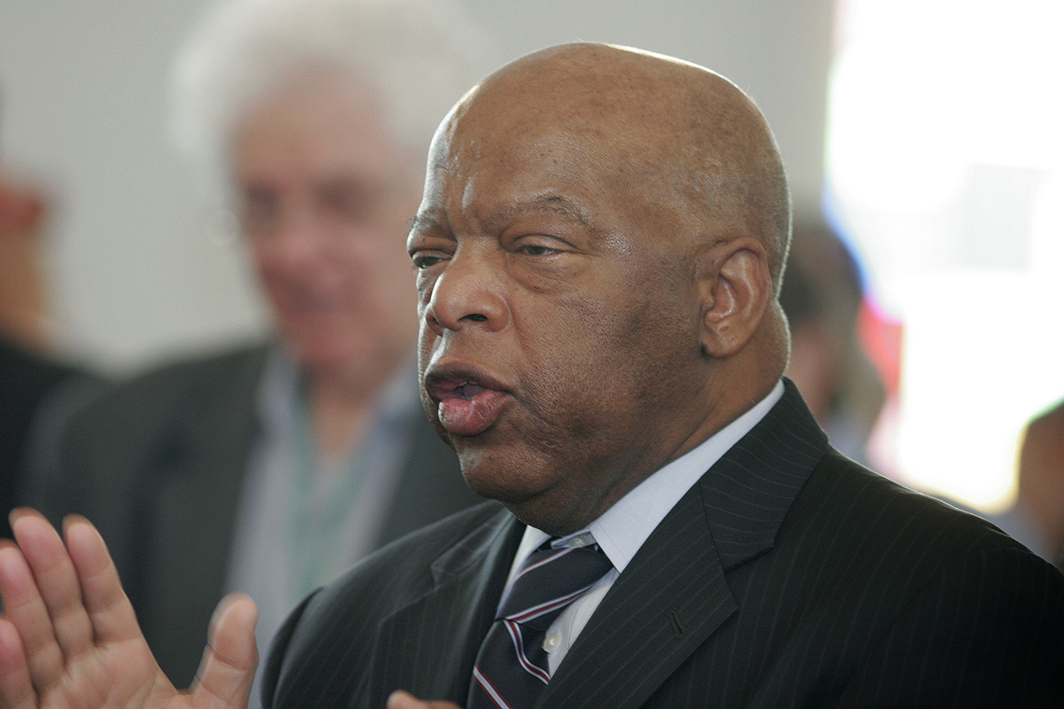 O congressista John Lewis fala durante um culto de 2009 na histórica Igreja Episcopal Metodista Africana da Capela Brown, em Selma, Alabama, durante o 44º aniversário do Domingo Sangrento, a Marcha de 1965 dos Direitos de Voto de Selma-Montgomery. "Estávamos preparados para caminhar daqui até Montgomery", disse ele. “Estávamos preparados para levar uma surra, dar um pouco de sangue. Selma, Selma, Selma ajudou a libertar todos nós.” Foto de arquivo de Kathy L. Gilbert, Notícias MU. 