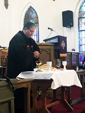 El Rev.Gustavo Segovia es pastor en la IMU Salem en Baltimore. En su iglesia se han reiniciado parcialmente las actividades presenciales, sin embargo hay personas que prefieren no asistir personalmente por razones de seguridad. Foto cortesía Rev. Gustavo Segovia.