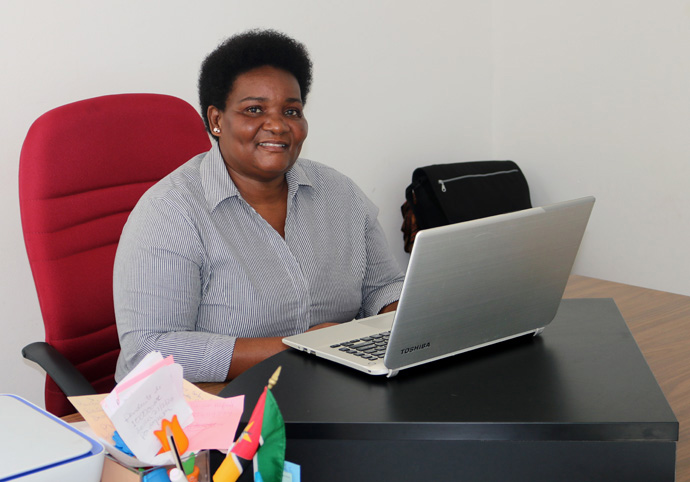 A Rev. Olga Maria Raimundo, directora da Escola Comunitária Metodista Unida em Tsalala, Moçambique, trabalha na distribuição de materiais aos alunos que trabalham remotamente. Foto de João Filimone Sambo, Noticias MU.