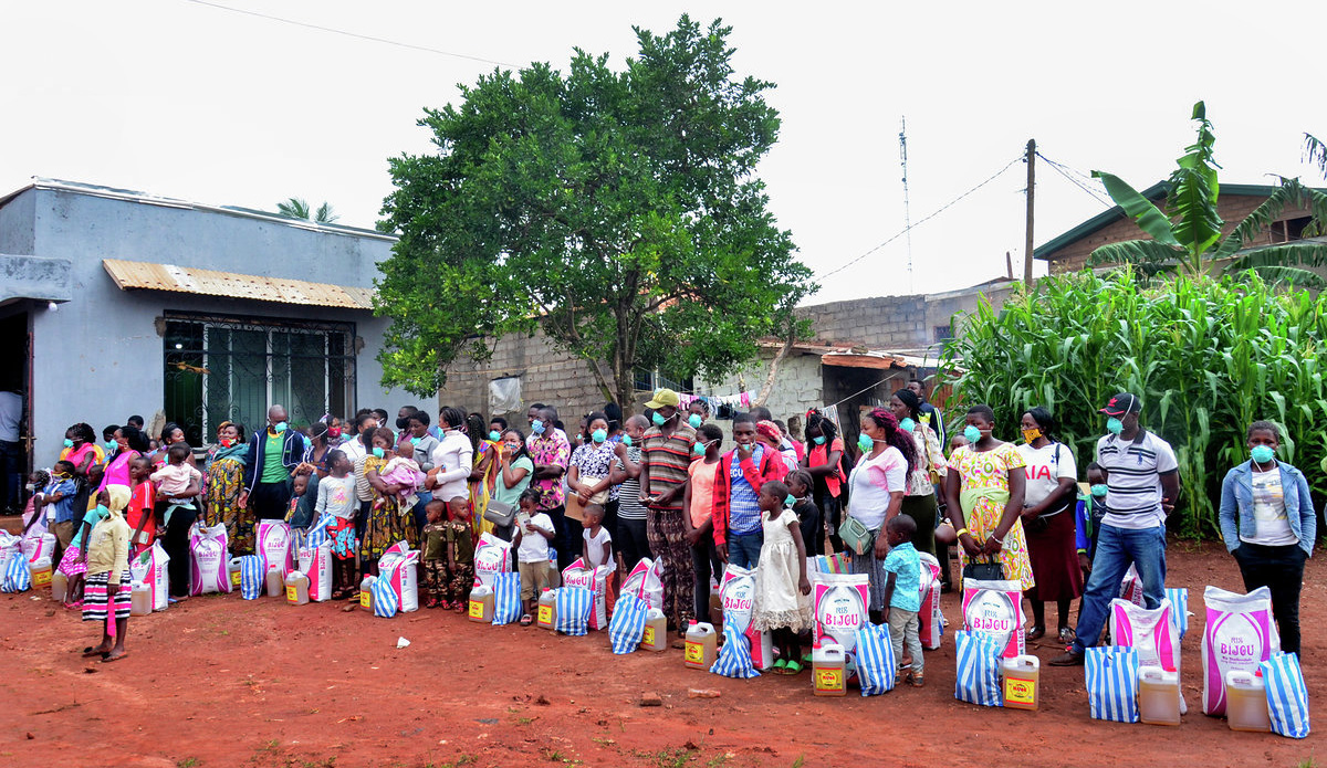 Desplazados/as internos/as hacen fila para recoger alimentos en la Iglesia Metodista Unida de la Comunidad Ebenezer en Yaundé, Camerún. Con una subvención del Comité Metodista Unido de Auxilio, la iglesia distribuyó alimentos y otra ayuda a quienes luchan durante la pandemia del COVID-19. Foto cortesía de Vischo Image.