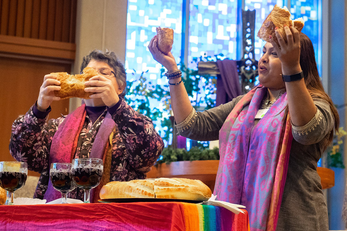 As Revdas. Martha E. Vink (à esquerda) e Alka Lyall lideram um culto da Sagrada Comunhão durante um encontro do Advento em dezembro de 2019 na Igreja Metodista Unida de St. Andrew em Highlands Ranch, Colorado. As duas estão entre os colaboradores que organizam o Liberation Methodist Connexion, uma nova denominação que realizou um evento de lançamento online em 29 de novembro. Foto cortesia da LMX.