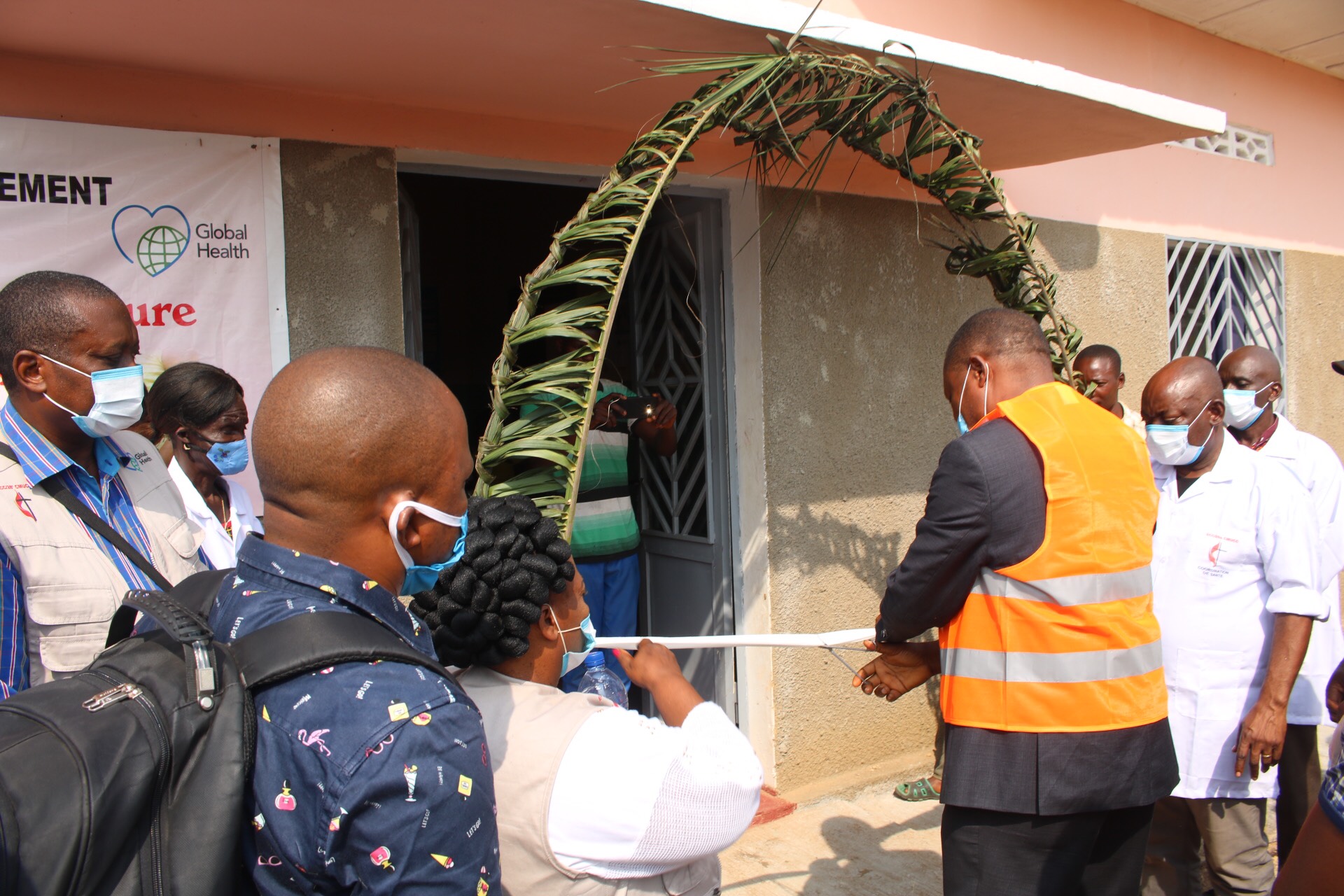 L’Evêque Méthodiste Unie Daniel Lunge lors de la coupure du ruban symbolique marquant l’inauguration de la maternité de Dingele. Global Health a financé la construction et l’équipement de cette maternité pour permettre à plus de 18 000 femmes d’accoucher dans des conditions acceptables. Photo de François Omanyondo.