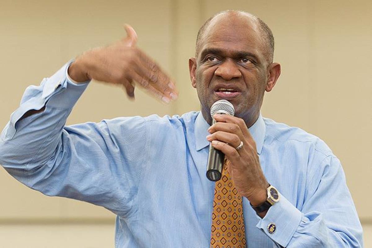 커비욘 콜드웰이 2011년 휴스턴에 있는 윈저빌리지 연합감리교회에서 성경 공부를 인도하던 모습. 콜드웰은 2021년 1월 13일 루이지애나주 슈레베포트에서 열린 재판에서 350만 달러 투자 사기 혐의로 6년 징역형을 선고받았다. 자료 사진 마이크 두보스, 연합감리교뉴스.