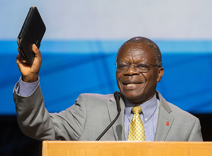 L’Evêque John Innis du Liberia s’adresse à la Conférence Générale 2016 de l’Eglise Méthodiste Unie à Portland, Oregon. Innis, qui a pris sa retraite en 2016, fera partie du Conseil de direction transitoire de l’Église Méthodiste Mondiale. Photo d’archive de Mike DuBose, UM News.