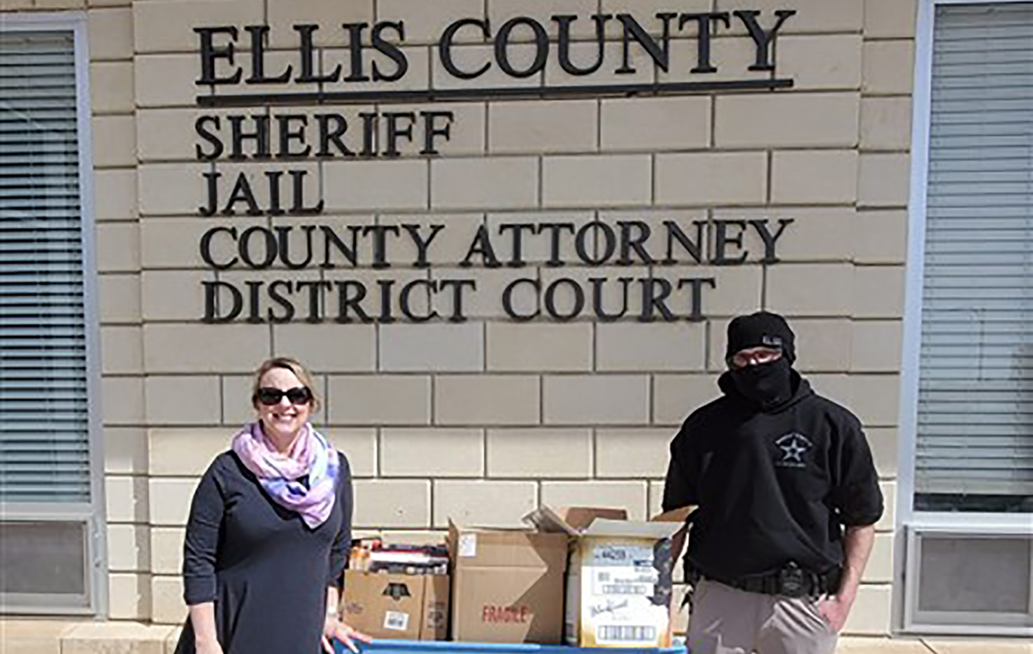Broman Miller deixa livros na Cadeia do Condado de Ellis. Fotos cortesia da Conferência Anual das Grandes Planícies.