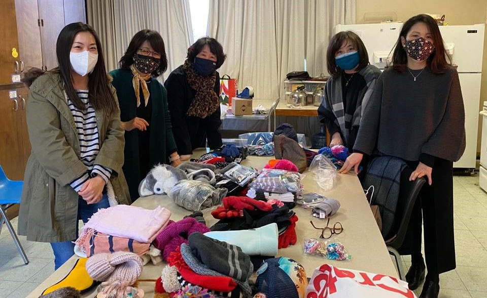 한인여선교회 전국연합회 회원들이 OIMC에 보낼 물품들을 정리하고 있다. 사진 제공, 김명래 총무, 한인여선교회 전국연합회.