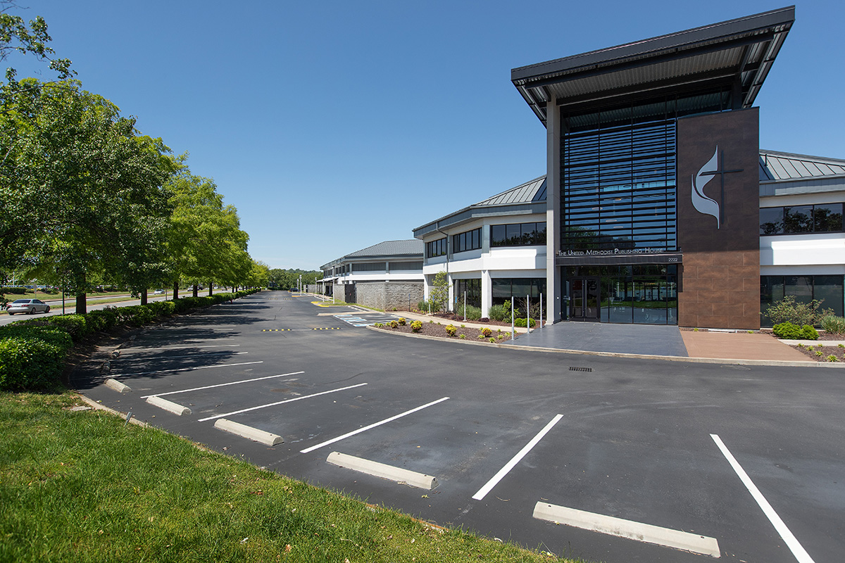 El estacionamiento de la Casa Metodista Unida de Publicaciones en Nashville, Tennessee, está vacío el viernes 1 de mayo de 2020. La agencia autosostenida firmó recientemente un acuerdo de compra con una firma de inversión interesada en alquilar el espacio de oficinas al público. Esa medida, combinada con mejores ventas de recursos de la iglesia a medida que la pandemia se levanta en los Estados Unidos, ha mejorado el panorama financiero de la Casa editorial. Foto de archivo de Mike DuBose, Noticias MU.