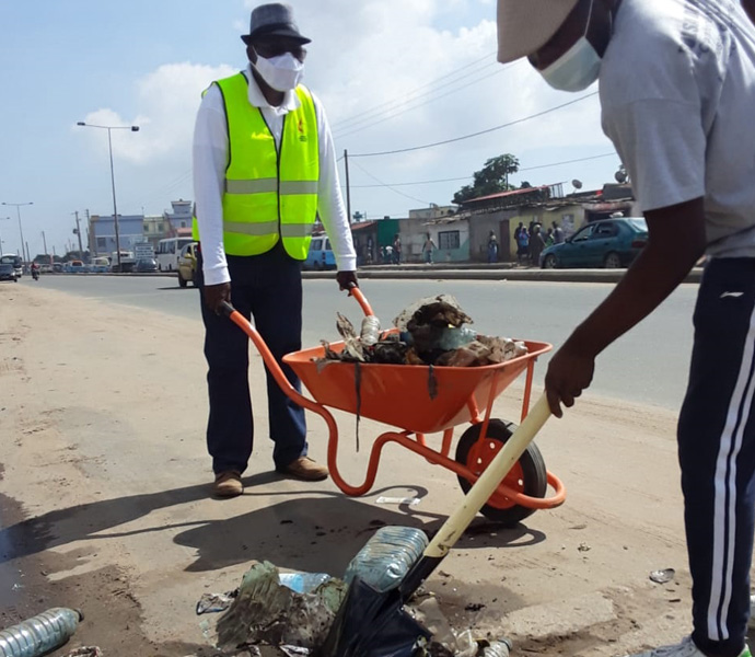 Superintendente Distrital de Luanda, Rev. Bernardo Neto, carregando a carrinha de mão durante a limpeza. Luanda, foto de Augusto Bento.