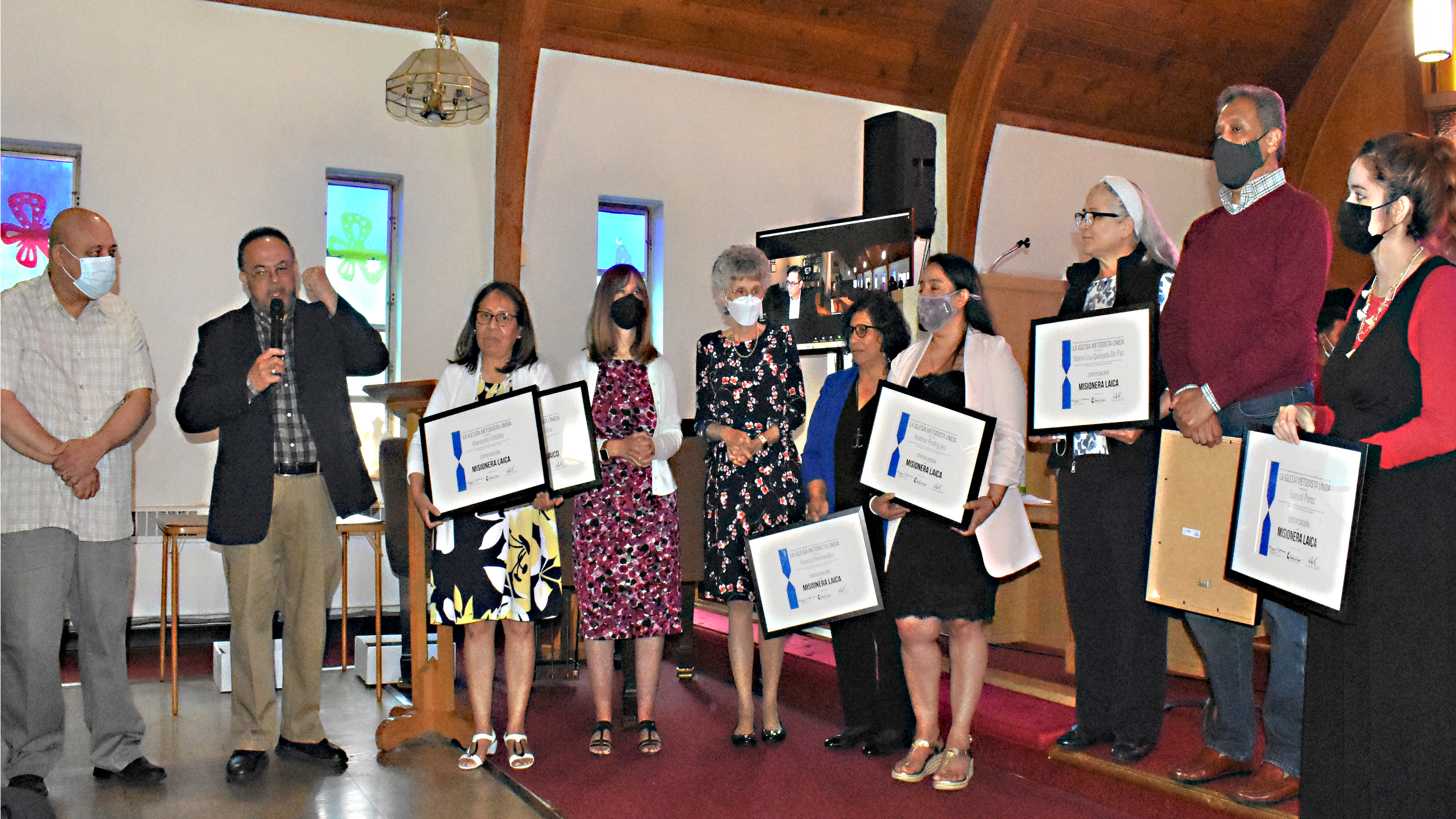Manuel Padilla, Director interino del Plan Nacional para los Ministerios Hispano-Latinos, se dirigió virtualmente a la asamblea y supervisó la entrega de certificados enmarcados a los/as 21 nuevos/as Misioneros/as Laicos/as. Foto Michelle Cygan, Conferencia Anual del Este de Pensilvania.
