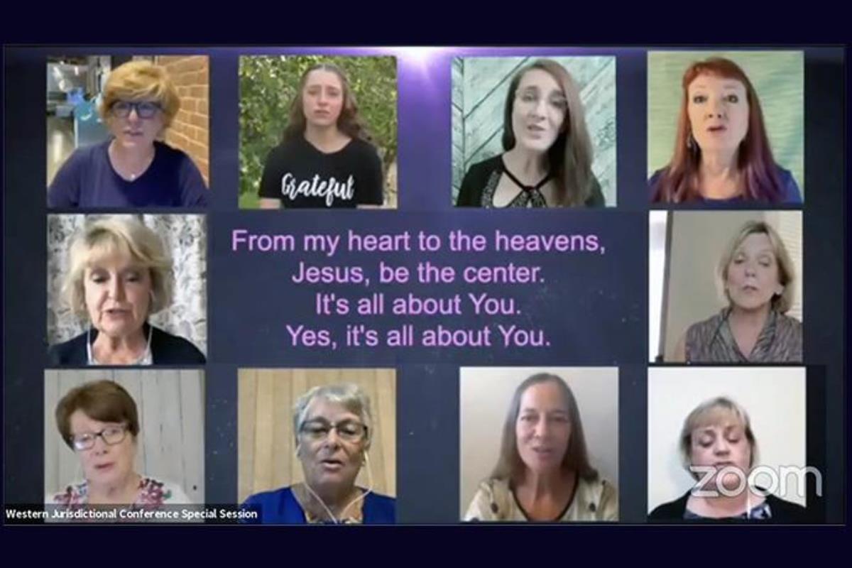 O coro da Igreja Metodista Unida Red Mountain em Mesa, Arizona, canta "Jesus no Centro" durante o culto de abertura da sessão especial online da Jurisdição Ocidental em 17 de julho. Tanto a Jurisdição Ocidental quanto a Jurisdição Sudeste realizaram sessões especiais recentemente e respondem a questões que afetam o futuro da igreja. Captura de tela cortesia da Jurisdição Ocidental via Zoom da Notícias MU.