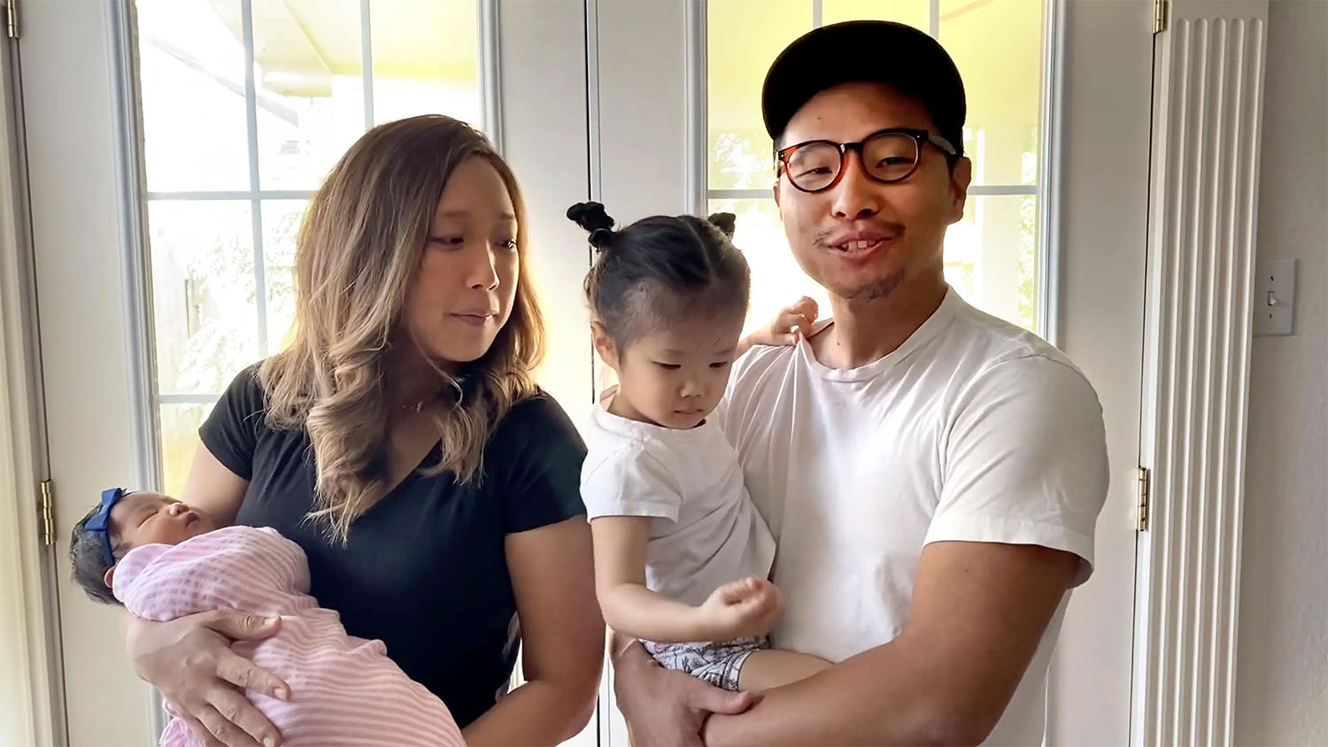El Rev. Mike Whang, de la Iglesia Metodista Unida (IMU) Oikon en Houston, presenta uno de los cultos en línea con su familia el 23 de agosto de 2020. Foto cortesía de  IMU Oikon.
