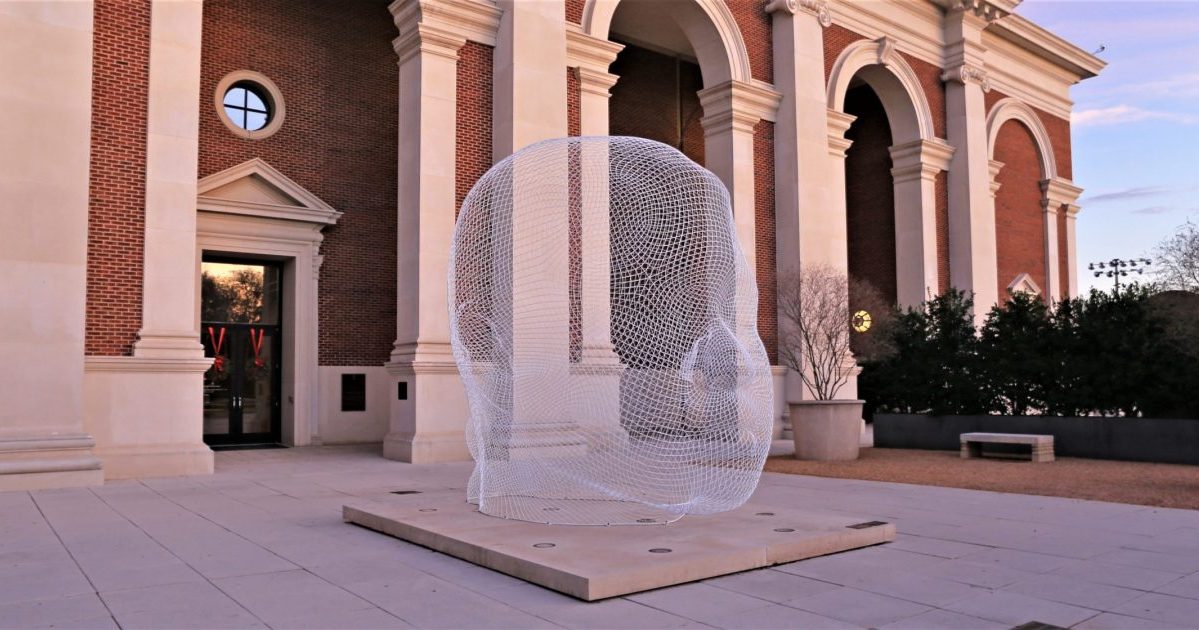 Escultura del artista español contemporáneo Jaume Plensa, en la entrada del Museo Meadows en la Universidad Metodista del Sur. Foto cortesía de la Universidad Metodista del Sur.