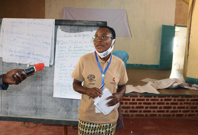 Maître Christine Salima Sango en train de donner les connecteurs de paix dans le territoire de Fizi et Haut Plateau de Minembwe au cours d’un cadre de paix organisé par l’Eglise Méthodiste Unie au Congo Est. Plusieurs initiatives sont développées par l’église en vue de rétablir paix dans la région. Photo de Philippe Kituka Lolonga, UM News.