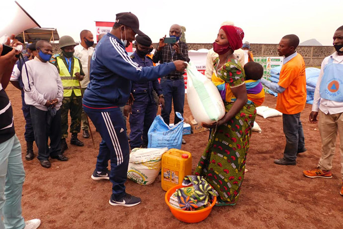 Au stade de Kibati, Patrick Idumba Molengo, Administrateur du Territoire de Nyiragongo, distribue des vivres et non-vivres. Cet effort fait suite à l'éruption volcanique du Nyiragongo à Goma. Photo de Philippe Kituka Lolonga, UM News.