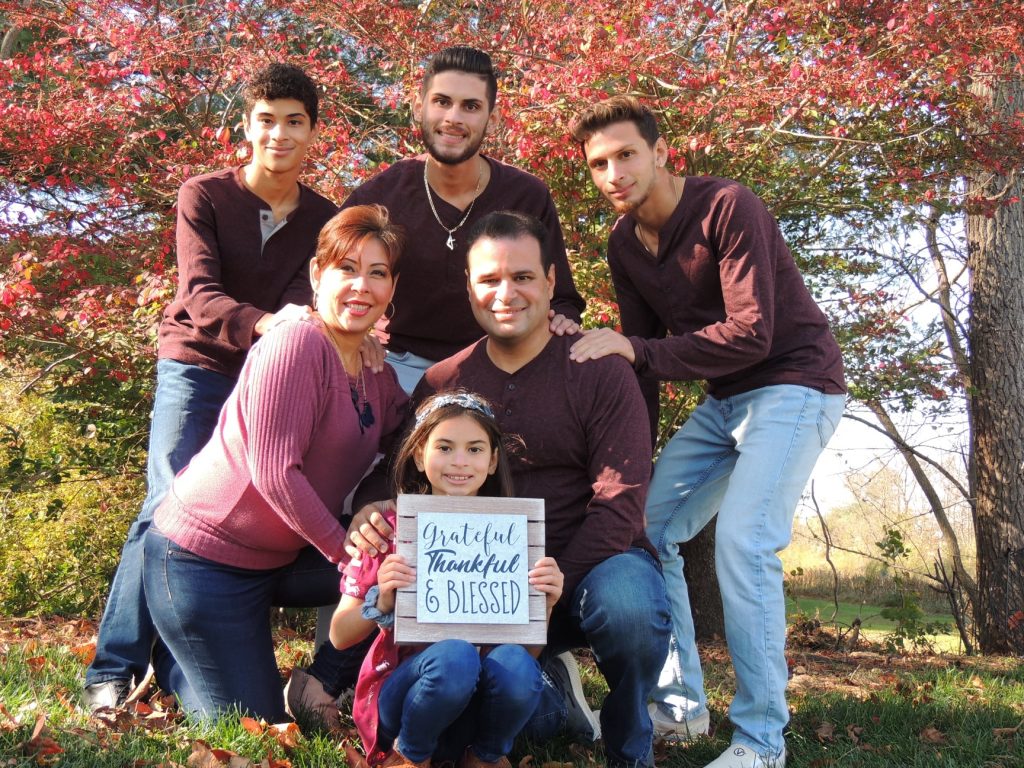Rev. Hector Burgos, com sua esposa Pastor Jazelis Adorno e seus filhos: à esquerda Marcos, 16; ao centro Fabian, 23; à direita Joel, 21; front Valeria, 12 anos. Foto cortesia da Conferência Anual Expandida de Nova Jersey.