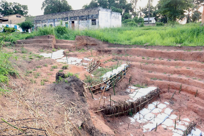 Au fonds de l’image, on apperçoi le bâtiment du complexe scolaire Salongo. Les méthodistes unis de Kananga ont fait recours à des méthodes traditionnelles pour lutter contre les érosions. Ces travaux ont permis de sauver des églises, établissements scolaires et autres bâtiments appartenant à l’église qui étaient menacés de destruction par les géantes érosions sur ce lieu. Photo par Serge Mukendi, UM News.